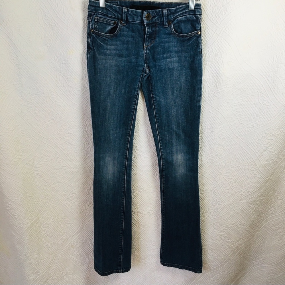 Woman’s 1L Refuge, Mid-rise, Straight Leg Jeans